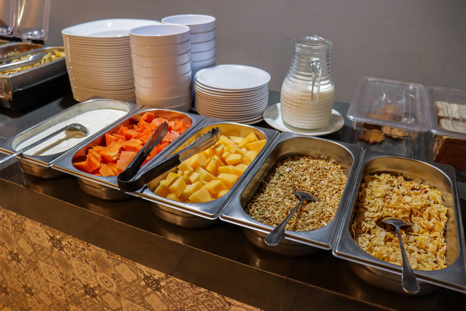 Fruta fresca, granola y cereal