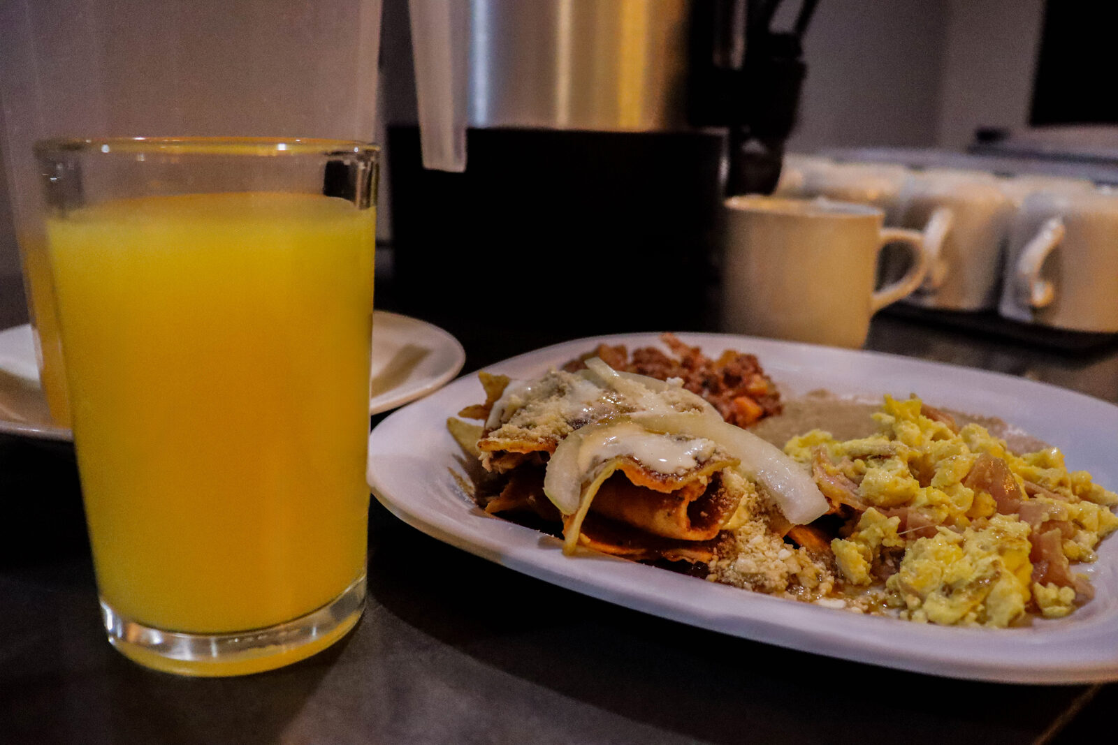 Chilaquiles con huevo, plato servido