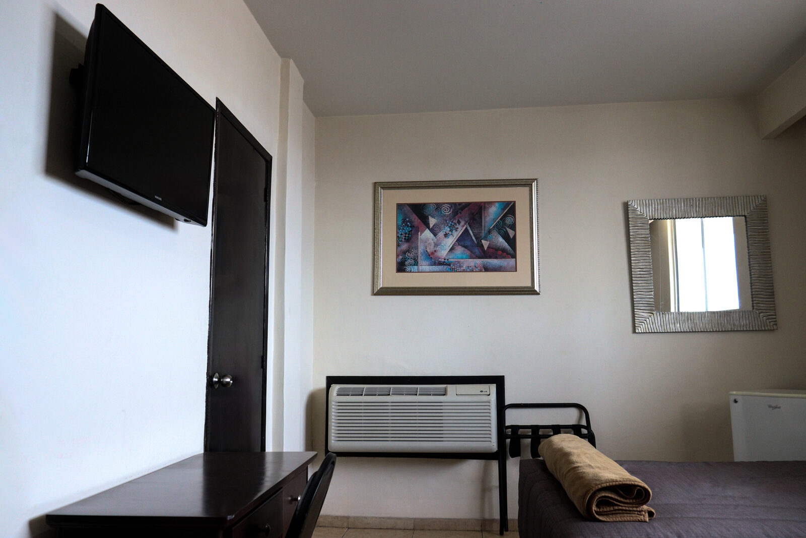 Dos camas con cuadro decorativo