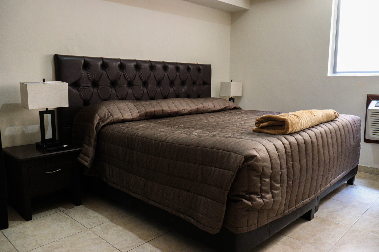Cama amplia con dos lámparas