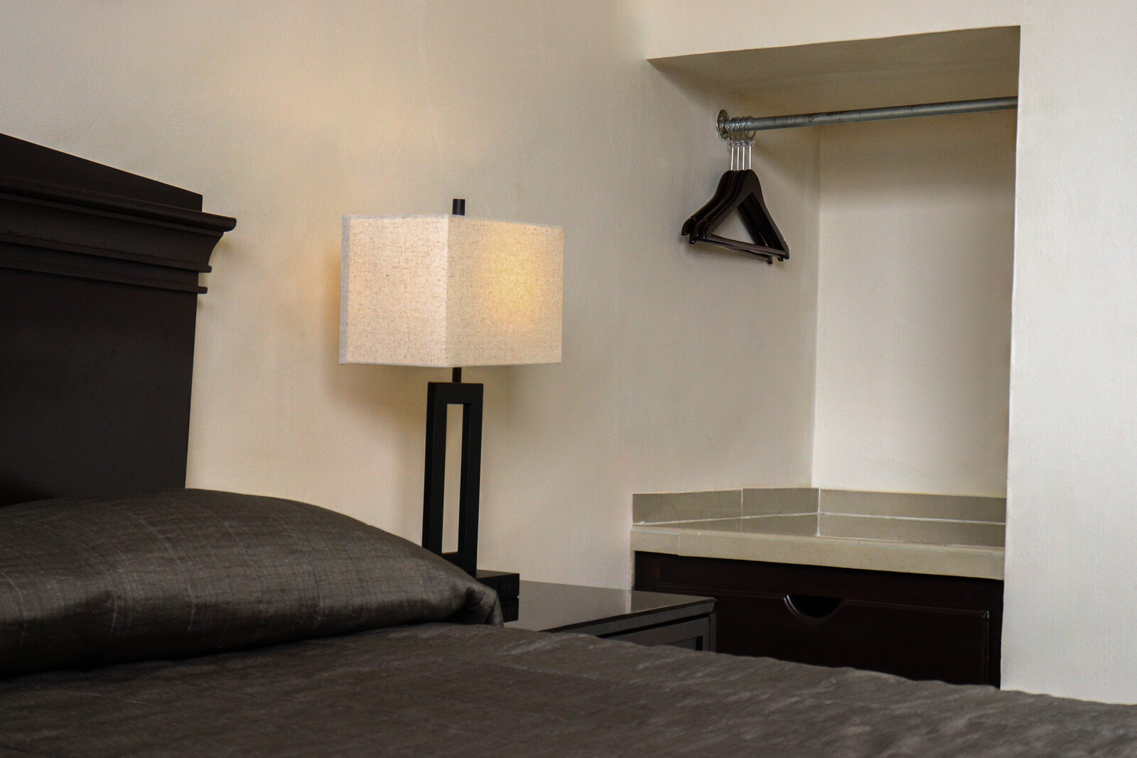 Closet con ganchos y repisa