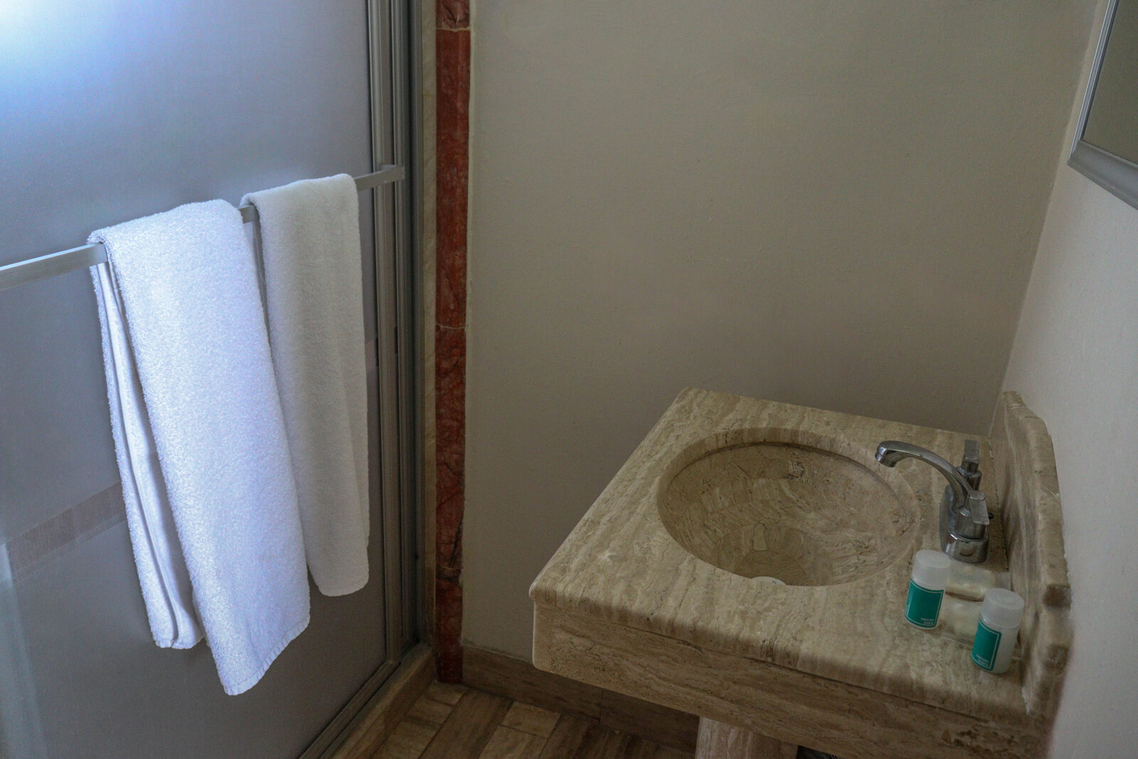 Lavabo de mármol y toallas