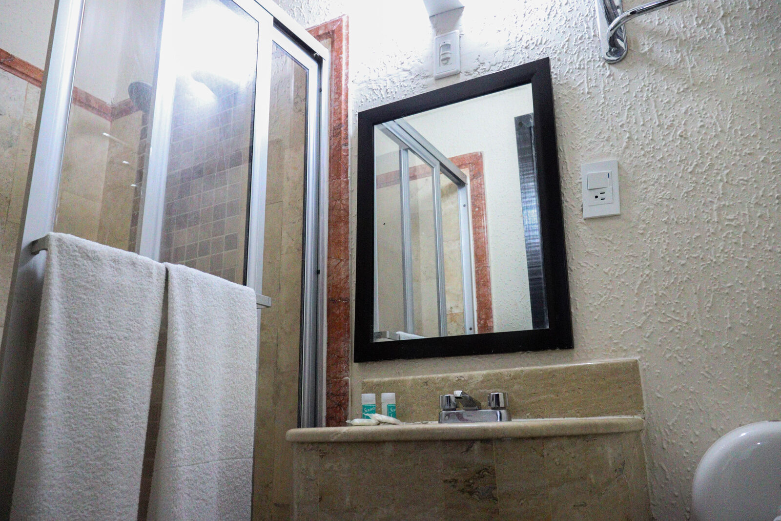 Baño, espejo y toallero