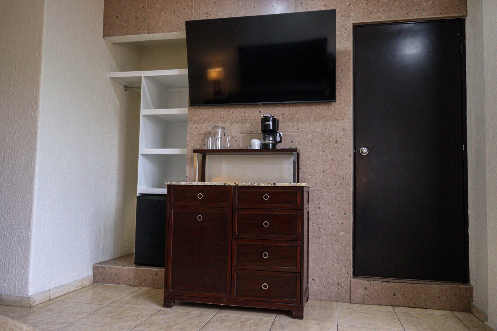 TV, closet y minibar