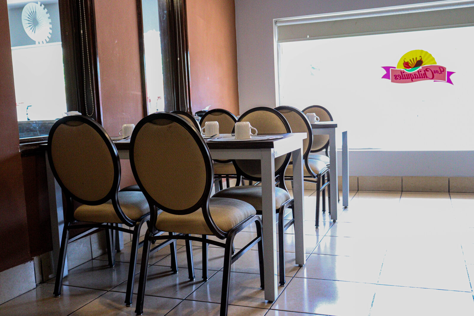 Área de comedor con logo en vidrio